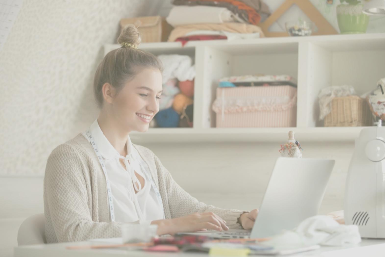 Estudiante utilizando diferentes formatos de aprendizaje digital
